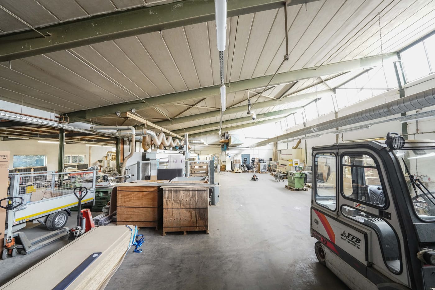 CNC-Anlage und Werkstatthalle